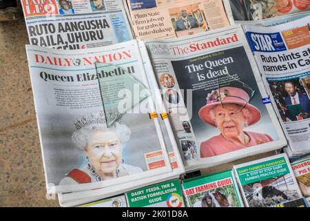 Nairobi, Kenia. 09. September 2022. Zeitungen, die über den Tod von Königin Elizabeth II. Berichten, gesehen an einem Händler in der Stadt Nairobi. Königin Elizabeth II., die älteste Monarchin der britischen Geschichte, starb am 8. September 2022 im Alter von 96 Jahren im Balmoral Castle, ihrer offiziellen Sommerresidenz in Schottland. (Foto von John Ochieng/SOPA Images/Sipa USA) Quelle: SIPA USA/Alamy Live News Stockfoto