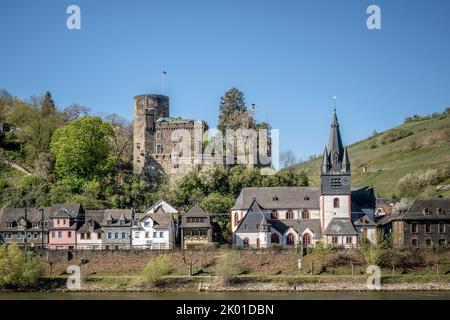 Das Dorf Niederheimbach mit der Burg Heimburg und der Mariä Himmelfahrt-Kirche Stockfoto