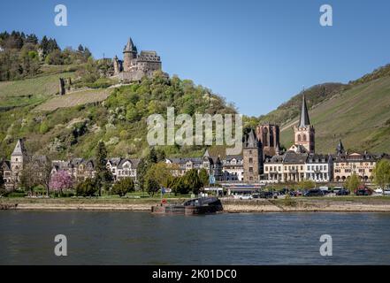 Die Stadt Bacharach mit der Burg Stahleck, der Kirche St. Peter und der Ruine Wernerkapelle. Stockfoto