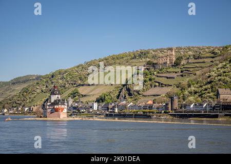 Die Stadt Kaub mit der Pfalzgrafenstein Maut und Schloss Gutenfels auf dem Hügel darüber Stockfoto