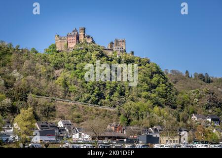 Die Stadt Oberwesel mit der Burg Schönburg oben Stockfoto