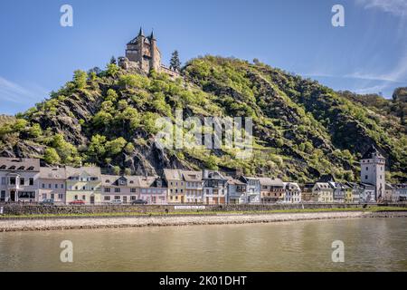 Burg Katz, oberhalb des Viereckiger Turms und der Stadt St. Goarshausen Stockfoto