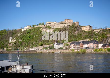 Festung Ehrenbreitstein von Koblenz aus gesehen. Stockfoto