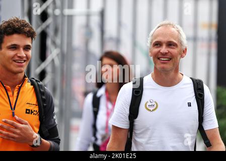 (L bis R): Lando Norris (GBR) McLaren mit seinem Vater Adam Norris (GBR). 09.09.2022. Formel 1 Weltmeisterschaft, Rd 16, Großer Preis Von Italien, Monza, Italien, Übungstag. Bildnachweis sollte lauten: XPB/Press Association Images. Stockfoto