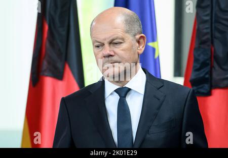 Berlin, Deutschland. 09. September 2022. Bundeskanzler Olaf Scholz (SPD) spricht vor dem Kanzleramt über den Tod der britischen Königin Elizabeth II., die gestern (Sept 8, 2022) im Alter von 96 Jahren. Quelle: Bernd von Jutrczenka/dpa/Alamy Live News Stockfoto