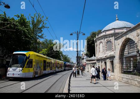 Istanbul, Türkei - 06-30-2022:Straßenbahn mit öffentlichen Verkehrsmitteln, die in der Nähe des Platzes Beyazit vorbeifährt. Stockfoto