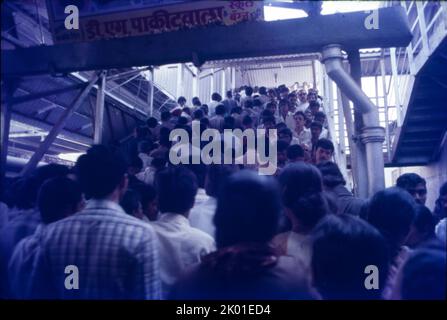 Menschen auf der Eisenbahnbrücke, Dadar, Mumbai Stockfoto