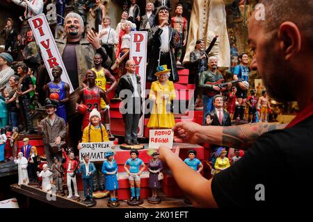 Neapel, Italien. 09. September 2022. In der Werkstatt des italienischen Künstlers Gennaro Di Virgilio, der sich mit der Herstellung von Krippenfiguren auskennt, ist eine Terrakotta-Figur von Königin Elisabeth II. Ausgestellt. Kredit: Unabhängige Fotoagentur/Alamy Live Nachrichten Stockfoto