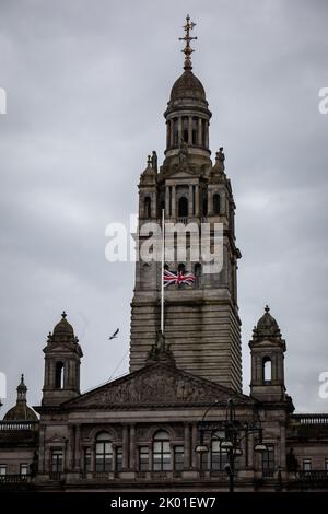 Glasgow, Schottland, 9. September 2022. Die Unionsflagge fliegt auf den Glasgow City Chambers halbmast, als Zeichen des Respekts nach der Nachricht vom Tod der 96-jährigen Königin Elizabeth II. In Glasgow, Schottland, am 9. September 2022. Bildnachweis: Jeremy Sutton-Hibbert/ Alamy Live Nachrichten. Stockfoto