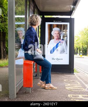 Brighton UK 9.. September 2022 - Eine Hommage an die Königin an eine Bushaltestelle in Brighton heute nach ihrem Tod im Alter von 96 Jahren wurde gestern bekannt gegeben. Königin Elizabeth II. War die dienstälteste Monarchin der britischen Geschichte, die 70 Jahre lang regierte. : Credit Simon Dack / Alamy Live News Stockfoto