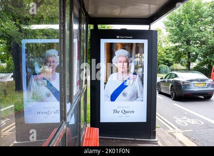 Brighton UK 9.. September 2022 - Eine Hommage an die Königin an eine Bushaltestelle in Brighton heute nach ihrem Tod im Alter von 96 Jahren wurde gestern bekannt gegeben. Königin Elizabeth II. War die dienstälteste Monarchin der britischen Geschichte, die 70 Jahre lang regierte. : Credit Simon Dack / Alamy Live News Stockfoto