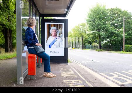 Brighton UK 9.. September 2022 - Eine Hommage an die Königin an eine Bushaltestelle in Brighton heute nach ihrem Tod im Alter von 96 Jahren wurde gestern bekannt gegeben. Königin Elizabeth II. War die dienstälteste Monarchin der britischen Geschichte, die 70 Jahre lang regierte. : Credit Simon Dack / Alamy Live News Stockfoto