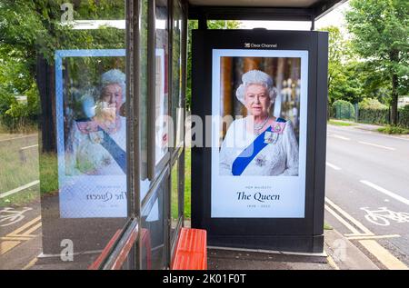 Brighton UK 9.. September 2022 - Eine Hommage an die Königin an eine Bushaltestelle in Brighton heute nach ihrem Tod im Alter von 96 Jahren wurde gestern bekannt gegeben. Königin Elizabeth II. War die dienstälteste Monarchin der britischen Geschichte, die 70 Jahre lang regierte. : Credit Simon Dack / Alamy Live News Stockfoto