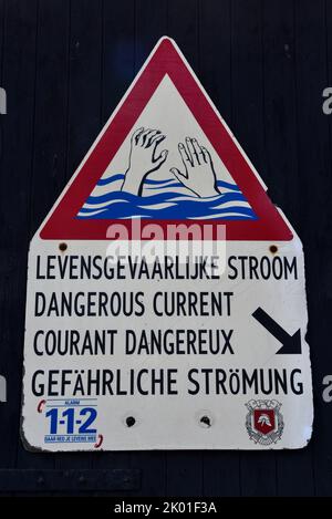 Oudeschild, Niederlande. August 2022. Warnschild für gefährliche Strömung im Meer. Hochwertige Fotos Stockfoto