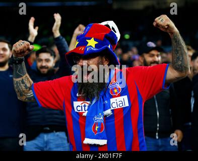 Fotbal Club FCSB Fan beim Fußballspiel der UEFA Europa Conference League Gruppe B zwischen West Ham United und Fotbal Club FCSB im Londoner Stadion in Stockfoto