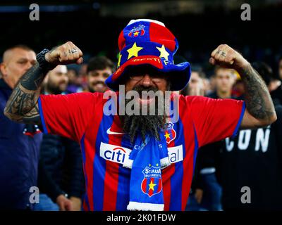 Fotbal Club FCSB Fan beim Fußballspiel der UEFA Europa Conference League Gruppe B zwischen West Ham United und Fotbal Club FCSB im Londoner Stadion in Stockfoto