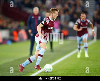 Flynn Downes von West Ham United in Aktion beim Fußballspiel der UEFA Europa Conference League Gruppe B zwischen West Ham United und dem Fotbal Club FCSB A Stockfoto