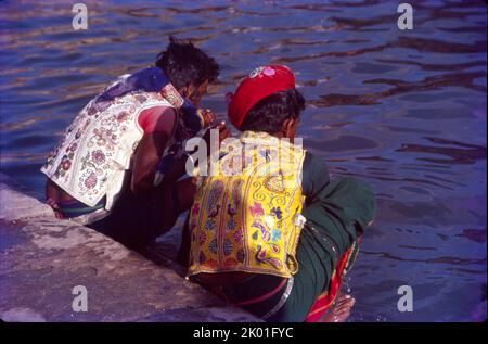 Zwei Männer reden am See in Tarnetar Fair, Gujrat, Indien Stockfoto