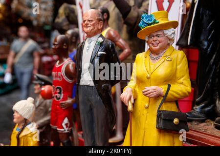 Neapel, Italien. 09. September 2022. In der Werkstatt des italienischen Künstlers Gennaro Di Virgilio, der sich mit der Herstellung von Krippenfiguren auskennt, ist eine Terrakotta-Figur von Königin Elisabeth II. Ausgestellt. Kredit: Unabhängige Fotoagentur/Alamy Live Nachrichten Stockfoto