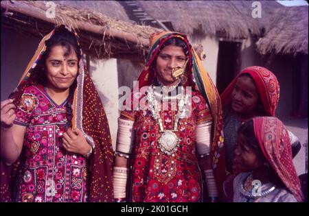 Tribal's machen Stadtmädchen tragen ihr Kleid, Banny, Kutch, Gujrat Stockfoto