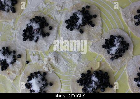 Knödel mit Heidelbeeren - Teig fertig zum Einwickeln und Backen Stockfoto