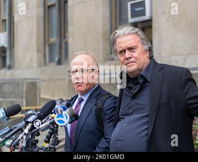 New York City, USA. 08. September 2022. Stephen K. Bannon der ehemalige Berater von Präsident Donald J. Trump spricht zu den Medien, nachdem er am 8. September 2022 vor dem Obersten Gerichtshof von New York City, NY, angeklagt wurde. Er wurde wegen Geldwäsche, Geldbeschaffungsbetrug und Verschwörung im „Wir bauen die Mauer“-Programm angeklagt. (Foto von Steve Sanchez/Sipa USA) Quelle: SIPA USA/Alamy Live News Stockfoto