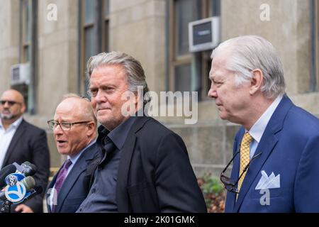 New York City, USA. 08. September 2022. Stephen K. Bannon der ehemalige Berater von Präsident Donald J. Trump spricht zu den Medien, nachdem er am 8. September 2022 vor dem Obersten Gerichtshof von New York City, NY, angeklagt wurde. Er wurde wegen Geldwäsche, Geldbeschaffungsbetrug und Verschwörung im „Wir bauen die Mauer“-Programm angeklagt. (Foto von Steve Sanchez/Sipa USA) Quelle: SIPA USA/Alamy Live News Stockfoto