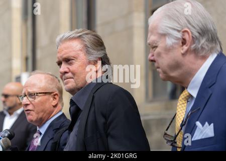 New York City, USA. 08. September 2022. Stephen K. Bannon der ehemalige Berater von Präsident Donald J. Trump spricht zu den Medien, nachdem er am 8. September 2022 vor dem Obersten Gerichtshof von New York City, NY, angeklagt wurde. Er wurde wegen Geldwäsche, Geldbeschaffungsbetrug und Verschwörung im „Wir bauen die Mauer“-Programm angeklagt. (Foto von Steve Sanchez/Sipa USA) Quelle: SIPA USA/Alamy Live News Stockfoto