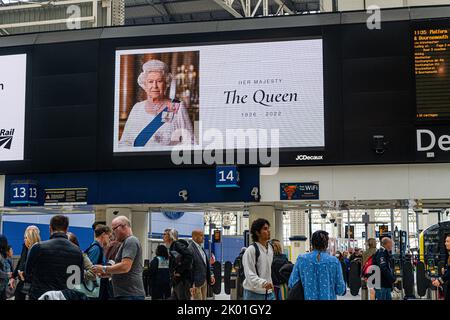 London, Großbritannien. 9. September 2022. Ein Porträt Ihrer Majestät Königin Elizabeth II. Wird in Waterloo Station London zu Ehren der Nation gezeigt, die eine 10-tägige Trauerperiode beginnt. Königin Elizabeth starb am Mittwoch 8 September, die die am längsten im Dienst britischen Monarchen und wird von ihrem Sohn nachgefolgt werden. Kredit: amer ghazzal/Alamy Live Nachrichten Stockfoto