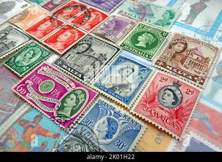 Commonwealth & British Empire Briefmarken aus vielen Nationen und Ländern mit Königin Elizabeths Kopf im Laufe der Jahre er Stockfoto