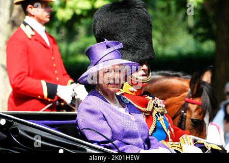 London, Großbritannien - 17. Juni 2006: Königin Elizabeth II. Und Prinz Philip sitzen im Royal Coach bei der Farbzeremonie Trooping, auch bekannt als Queen's Stockfoto