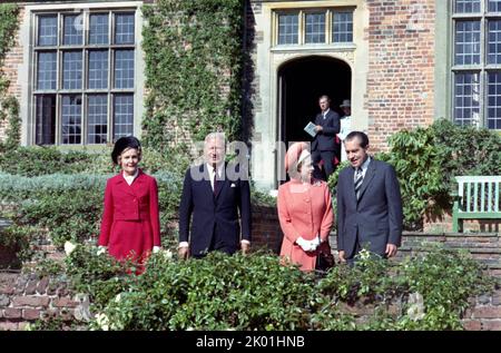 Königliches Foto - First Lady Pat Nixon, Premierminister Edward Heath, Königin Elizabeth II und Präsident Richard Nixon bei den Chequers 3. Oktober 1970 Stockfoto