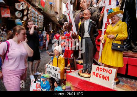 Neapel, Italien. 09. September 2022. In der Werkstatt des italienischen Künstlers Gennaro Di Virgilio, der sich mit der Herstellung von Krippenfiguren auskennt, ist eine Terrakotta-Figur von Königin Elisabeth II. Ausgestellt. Kredit: Unabhängige Fotoagentur/Alamy Live Nachrichten Stockfoto