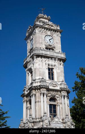 Istanbul, Türkei - 06-30-2022:Dolmabahce Palast historischer Uhrenturm. Stockfoto