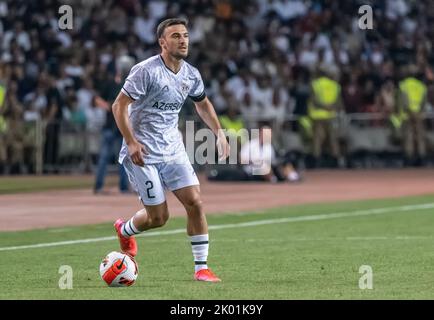 Baku, Aserbaidschan – 3. August 2022. Qarabag Defensive Mittelfeldspielerin Qara Qarayev beim UEFA Champions League Qualifikationsspiel Qarabag gegen Ferencvaros ( Stockfoto