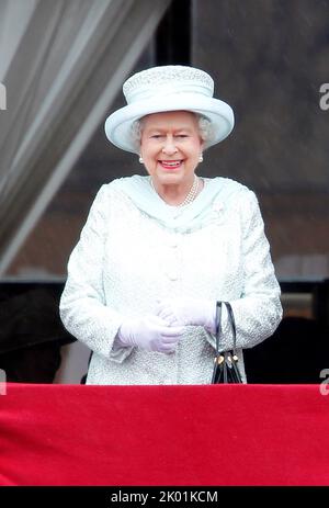 London, Großbritanniens am längsten regierender Monarch der Geschichte. 8. September 2022. Das Foto zeigt die britische Königin Elizabeth II., die auf dem Balkon des Buckingham Palace in London, Großbritannien, am 5. Juni 2012 steht. Königin Elizabeth II., Großbritanniens am längsten regierende Monarchin der Geschichte, ist im Alter von 96 Jahren gestorben, teilte Buckingham Palace am 8. September 2022 mit. Kredit: Yin Gang/Xinhua/Alamy Live Nachrichten Stockfoto