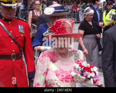 Königlicher Besuch in Toronto 2010 - Queen Elizabeth II im Queen's Park - Foto von Ibagli. Stockfoto