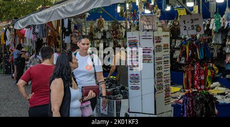 Ehepaar aus der lgtb-Gemeinschaft kauft Souvenirs auf einem Markt in Portugal, Viseu. Stockfoto