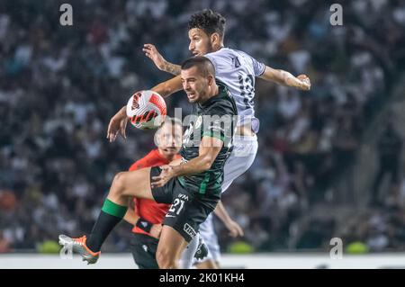 Baku, Aserbaidschan – 3. August 2022. Ferencvaros, rechter Rückspieler Endre Botka, gegen den Qarabag-Flügelspieler Abdellah Zoubir während der Qualifikation zur UEFA Champions League Stockfoto