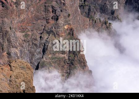 Bergklippen mit Wolken, Nationalpark Caldera de Taburiente, La Palma. Kanarische Inseln. Spanien. Stockfoto