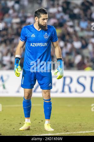 Baku, Aserbaidschan – 3. August 2022. Qarabag-Torwart Shahrudin Mahammadaliyev beim UEFA Champions League-Qualifikationsspiel Qarabag gegen Ferencvaros Stockfoto