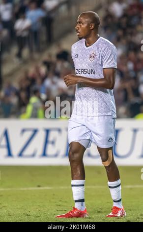 Baku, Aserbaidschan – 3. August 2022. Qarabag-Mittelfeldspieler Julio Rodrigues Romao beim UEFA Champions League-Qualifikationsspiel Qarabag gegen Ferencvaros ( Stockfoto