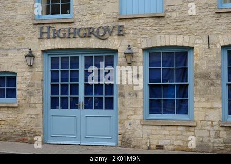 Tetbury, Großbritannien. 9. September 2022. In dieser kleinen Stadt von Cotswold werden Flaggen abgesenkt. König Charles III, besitzt ein Landhaus in der Nähe von Highgrove. Highgrove-Shop ist heute natürlich geschlossen.Quelle: JMF News/Alamy Live News Stockfoto