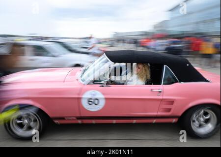 Dresden, Deutschland. 09. September 2022. Vor dem Start der Elbflorenz Rallye 10. fährt ein Teilnehmer einen 1960 Ford Mustang GT am Flughafen Dresden entlang. Die Rallye ist ein Antrieb für Oldtimer. Kredit: Robert Michael/dpa/Alamy Live Nachrichten Stockfoto