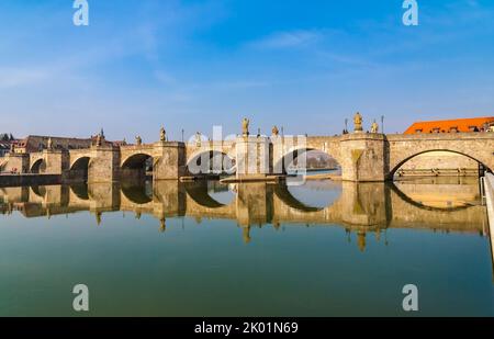 Schöne Aussicht auf die alte Brücke „Alte Mainbrücke“ in Würzburg. Die Fußgängerbrücke über den Main wurde von 1473 bis 1543 errichtet. Stockfoto