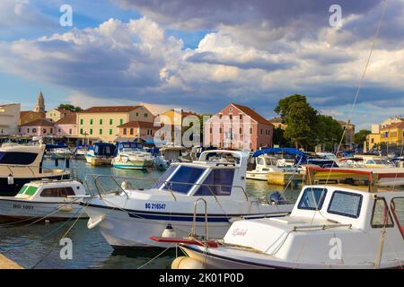 Boote an der Küste der Stadt Biograd in der Adria in Kroatien Stockfoto