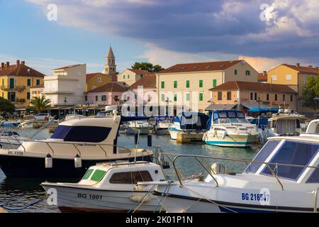 Boote an der Küste der Stadt Biograd in der Adria in Kroatien Stockfoto