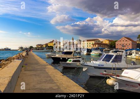 Boote an der Küste der Stadt Biograd in der Adria in Kroatien Stockfoto