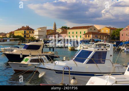 Boote an der Küste der Stadt Biograd in der Adria in Kroatien Stockfoto