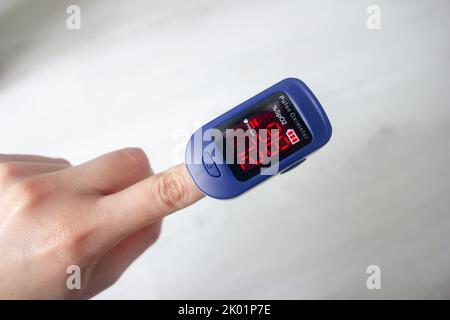 Pulsoximeter, ein digitales Fingergerät, ein Pulsoximeter zur Messung der Pulsfrequenz und Sauerstoffsättigung im Blut Stockfoto